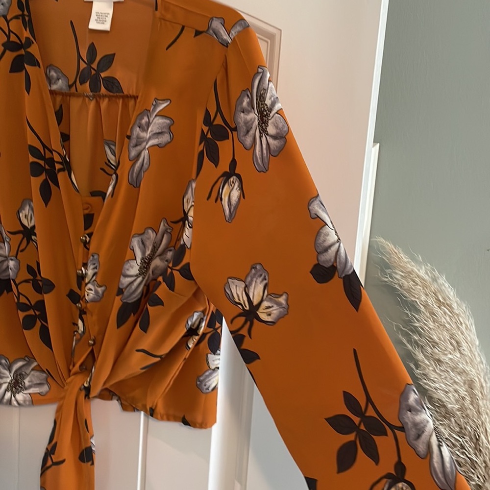 Top - Picture 2 of 2